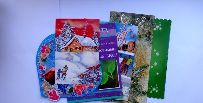 Juguete de árbol de Año Nuevo hecho con postales.