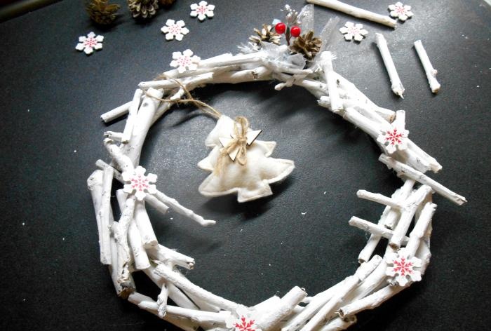 Corona de Nadal feta de branques i pals