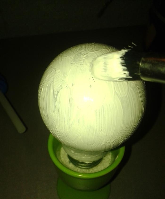 Ninot de neu fet amb una bombeta