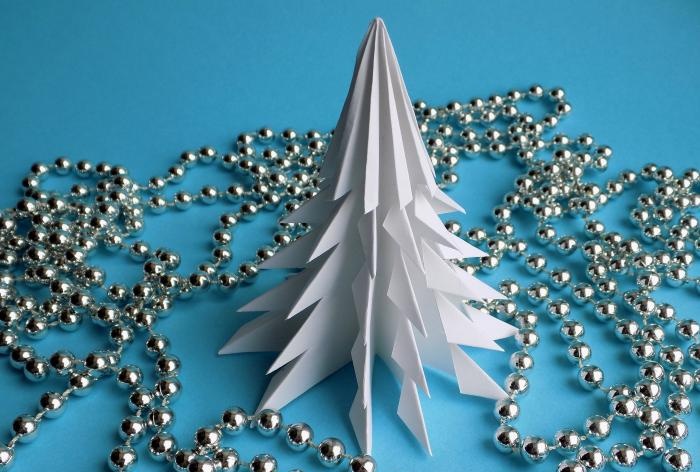 Kerstboom gemaakt van kantoorpapier