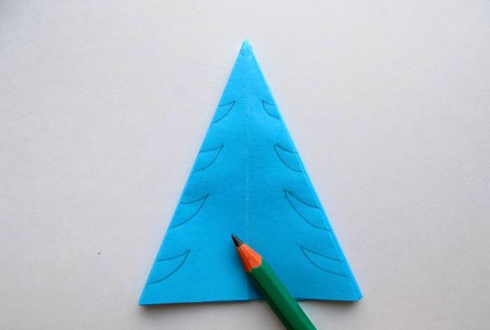 Blauer Weihnachtsbaum aus Papier