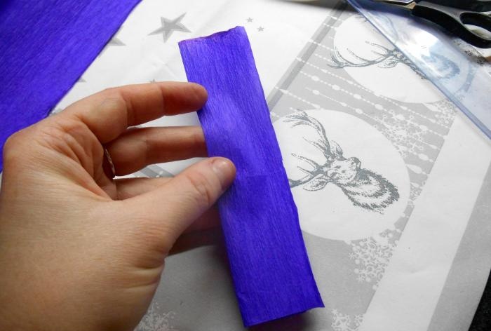Buquê de açafrões feito de papel ondulado