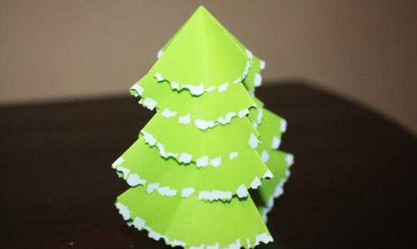 Kerstboom gemaakt van papier