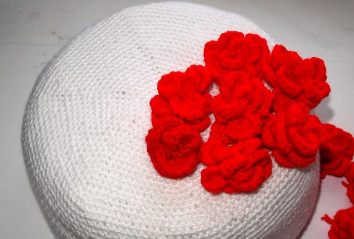 Pastel de tres niveles con rosas tejidas a crochet