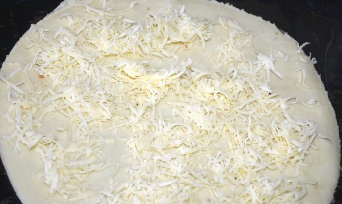 Како направити пицу са четири сира