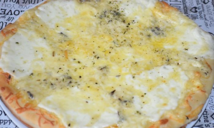 Hvordan lage pizza med fire oste
