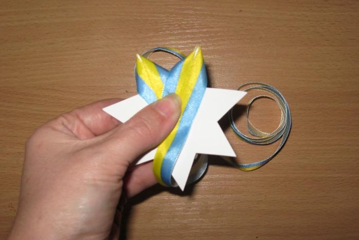 Broche med ukrainske symboler