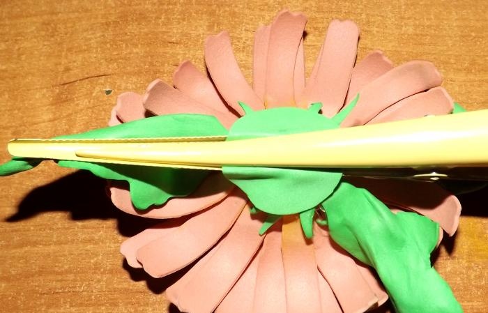 jepit rambut dengan bunga yang diperbuat daripada foamiran