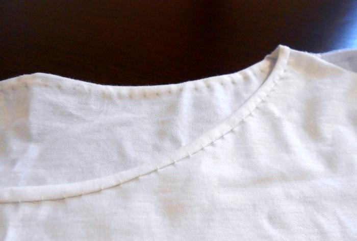 איך להמיר חולצת טריקו לגבר לחולצת טריקו לנשים