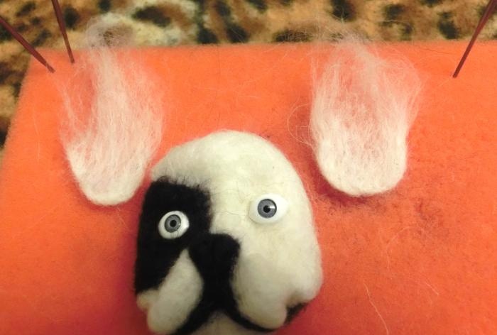 Brosch Hund gjord av ull