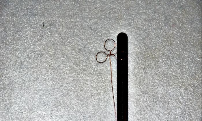 Arbre fait de fil de fer et de vernis à ongles