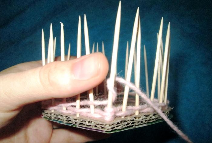Kurvhjerte laget av tråder og tannpirkere