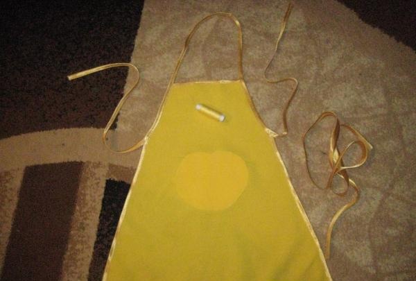 coser los bordes del delantal
