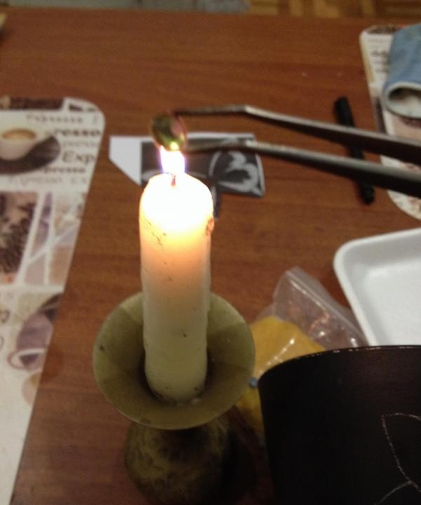 aqueça sobre uma vela