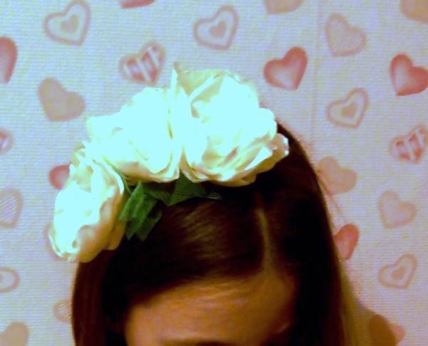 Cerchietto con fiori per capelli