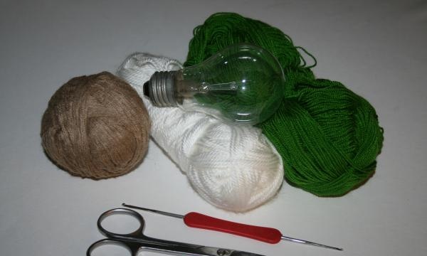 Plusieurs écheveaux de laine de différentes couleurs