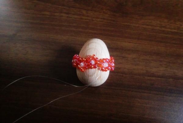 Gyöngyökkel fonott húsvéti tojás
