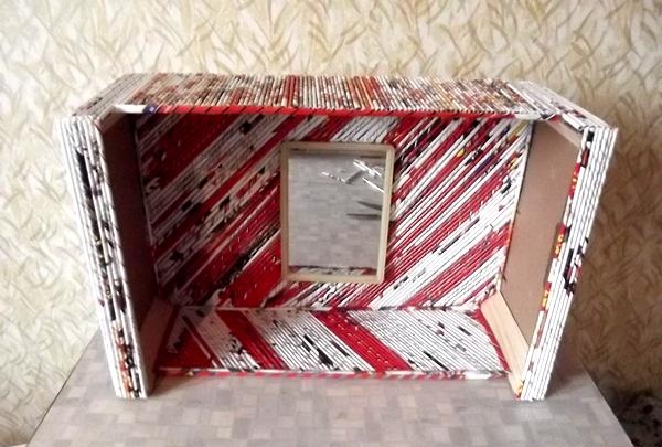 prateleira decorativa feita de caixa de madeira compensada