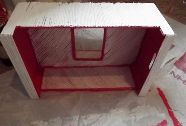 estante decorativo hecho de caja de madera contrachapada