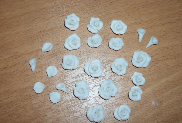 skabe roser af polymer ler