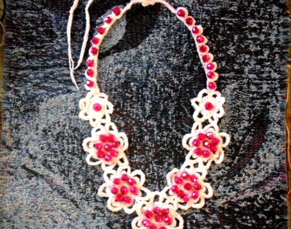 creating a knitted necklace