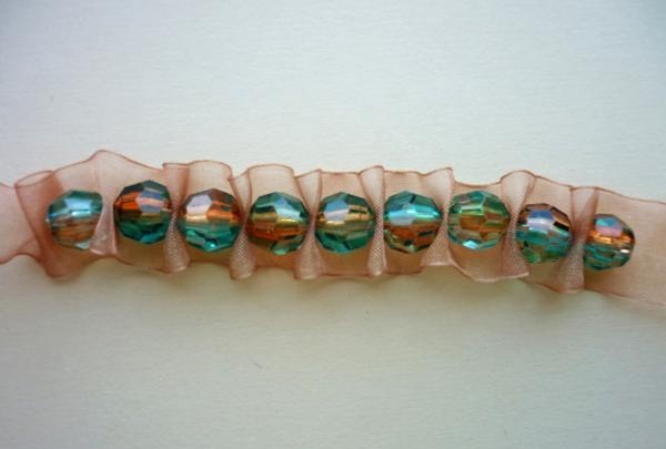 Bracelet na gawa sa ribbon at beads