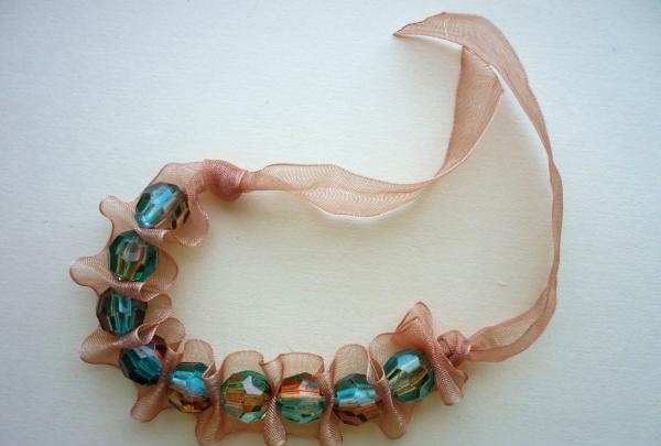 Bracelet na gawa sa ribbon at beads
