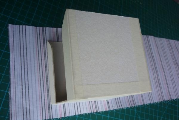Állvány a papírokhoz karton technikával
