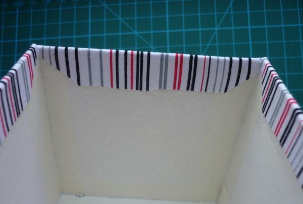 Stojak na papiery wykonany techniką kartonową