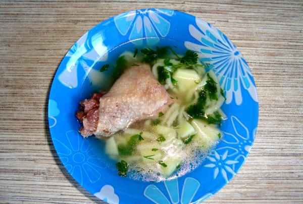 حساء الدجاج في طباخ بطيء