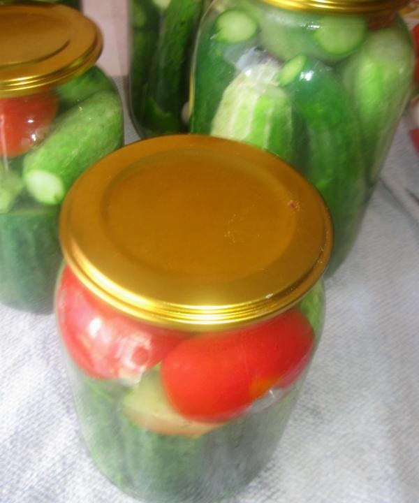 konservēti gurķi ar tomātiem