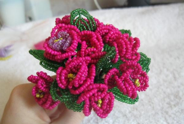 Śliczny fiołek wykonany z koralików