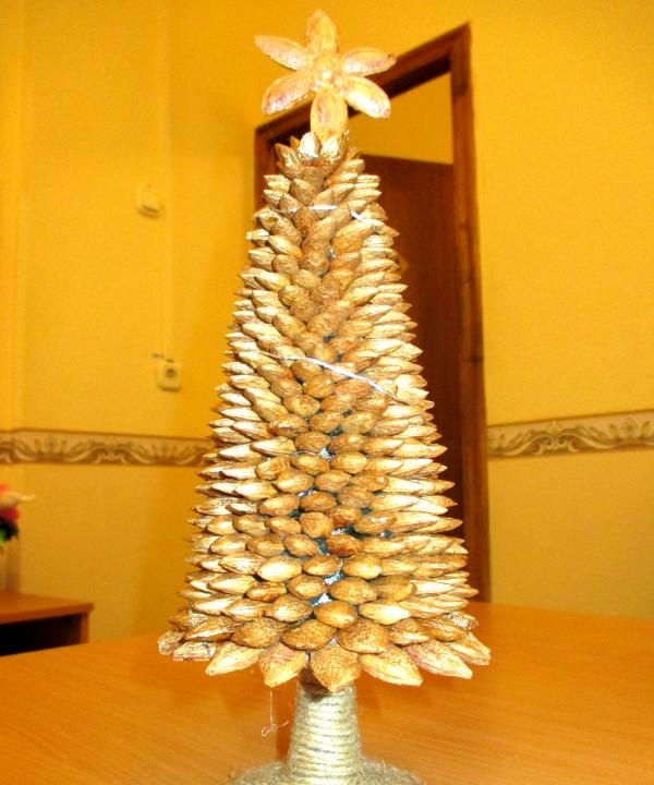 Vianočný stromček vyrobený zo slivkových kôstok