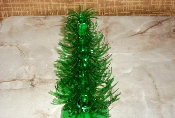 Árvore de natal feita de garrafa de plástico