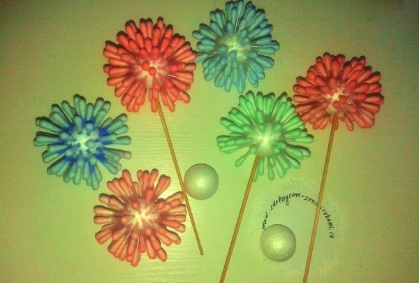 Kuličky a květiny vyrobené z vatových tamponů