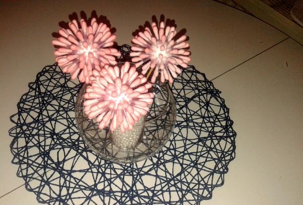 Bolde og blomster lavet af vatpinde