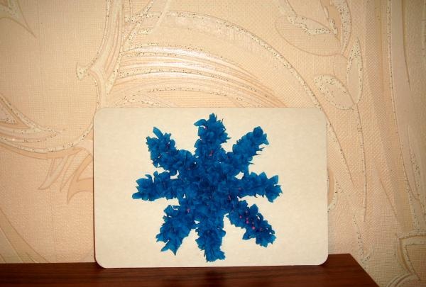 פתית שלג עשוי נייר גלי