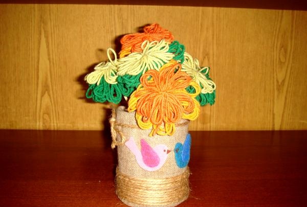 Flowers made of threads in a homemade vase
