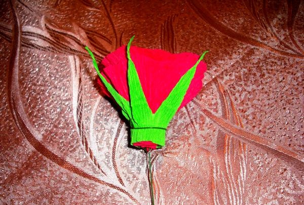 Rosa exuberante hecha de papel corrugado.