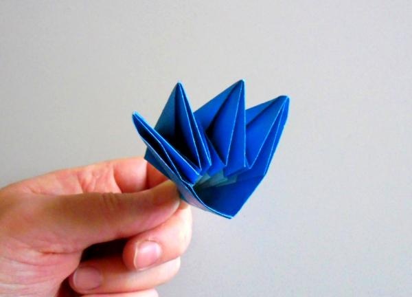 fleur faite à partir d'une feuille de papier carrée
