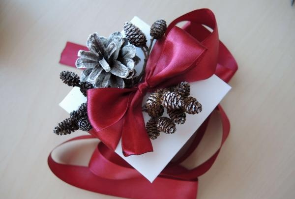 We tie the box with ribbon and pine cones