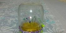 Une pelote à épingles fabriquée à partir d'un pot transparent