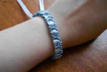 Bracelet « simple » composé de perles et de ruban