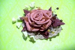 Hårspenne i rose i boho-stil laget av foamiran