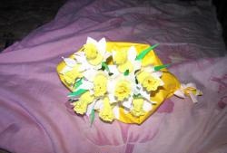 ช่อดอกแดฟโฟดิลทำจากกระดาษลูกฟูก