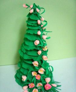 Kerstboom gemaakt van golfpapier