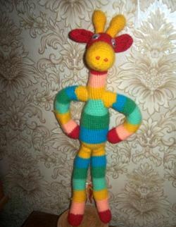 Com fer una girafa de l'arc de Sant Martí adorable per a un nen?