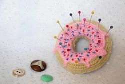 Gối kim đan móc hình bánh donut