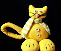 قطة مضحكة مصنوعة من القماش