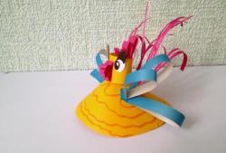 Hvordan lage en hane fra farget papir